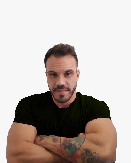 Geison William com braços cruzados, usando camiseta preta